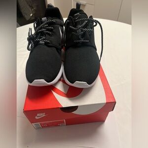 Nike Women’s Roche Run Size 10